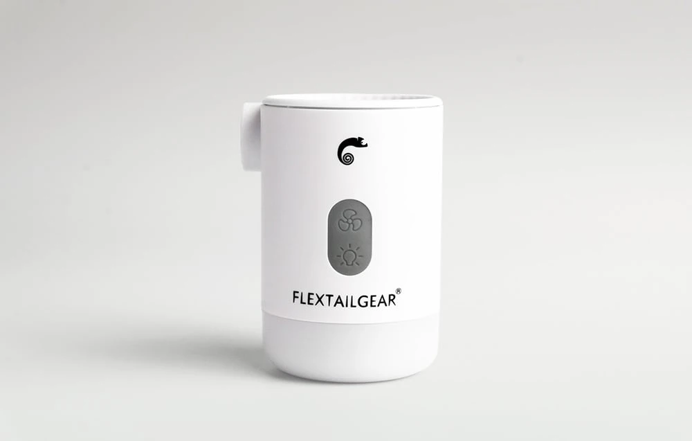 Pompa albă Flextail pe un fundal luminos și uniform