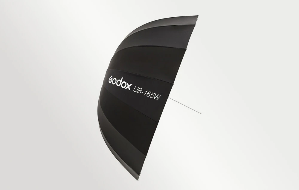Umbrela parabolică GODOX UB-165W prezentată din profil pe un fundal cu gradient gri