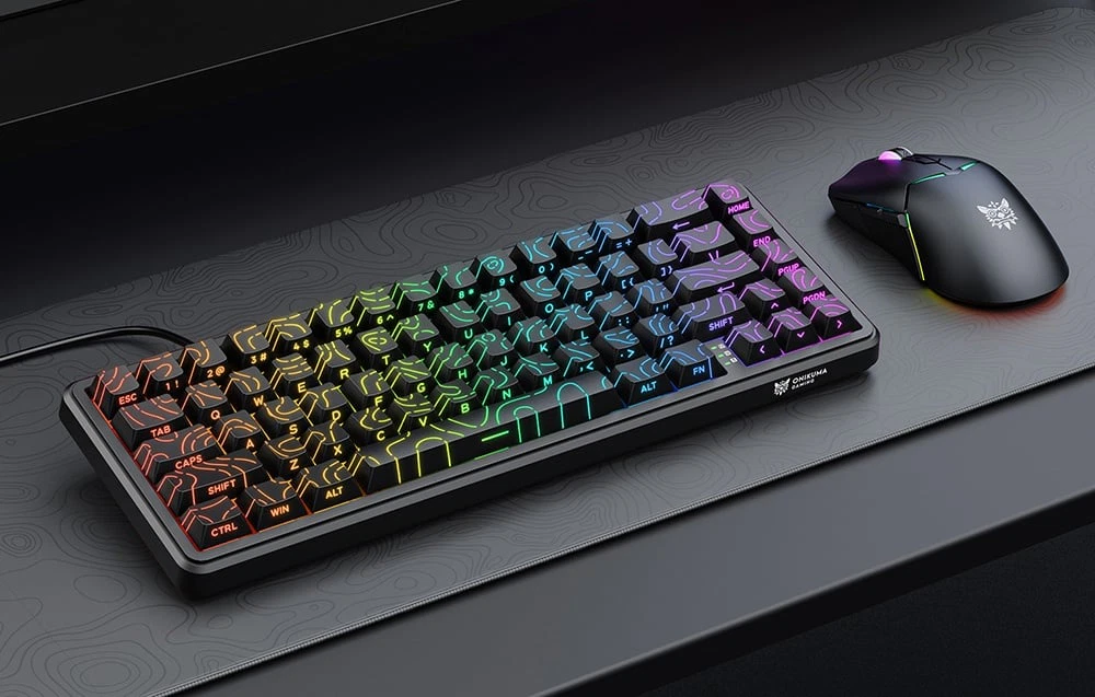 Tastatura și mouse-ul de gaming cu retroiluminare RGB pe un pad pe un birou întunecat