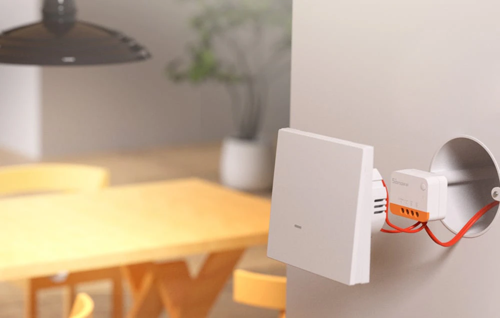 Modul Sonoff ZBMINI Extreme conectat în spatele întrerupătorului de perete din sufragerie, cu fire vizibile