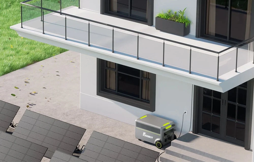 Stația de alimentare portabilă Fossibot conectată la casă și la panourile solare instalate în fața clădirii