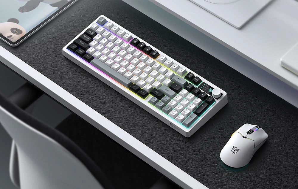 Tastatură și mouse de gaming pe un birou alb cu un mouse pad negru.