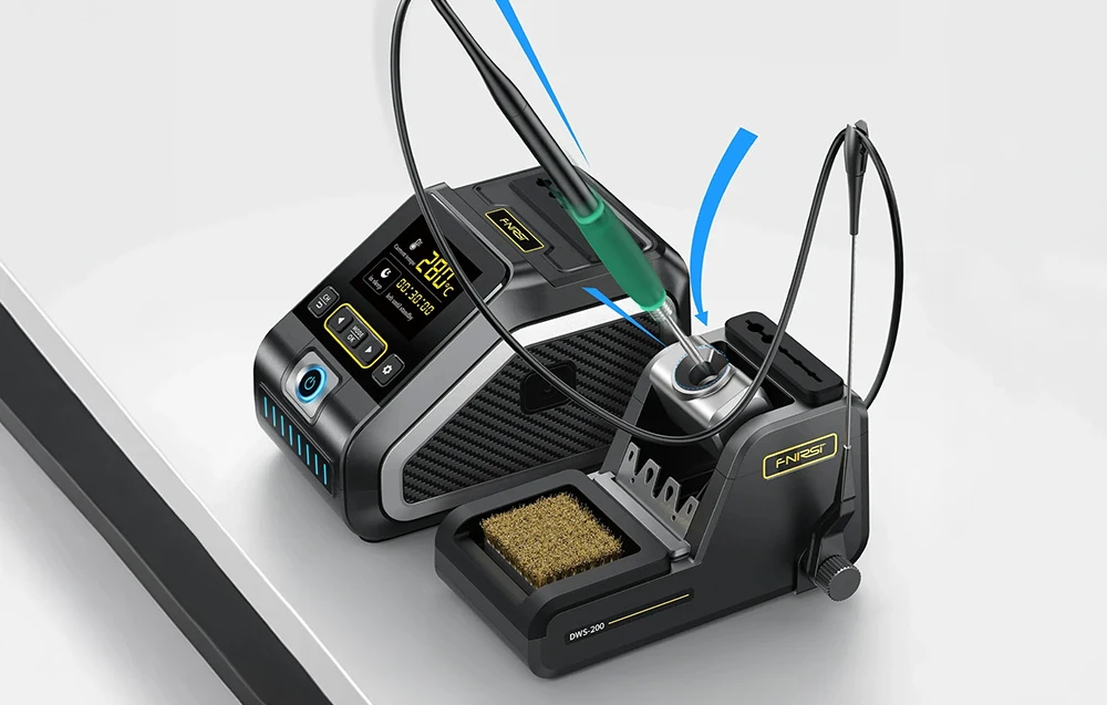 Graficul prezintă o stație de lipit cu ecran și un suport separat în care sunt introduse un burete de curățare și un fier de lipit.