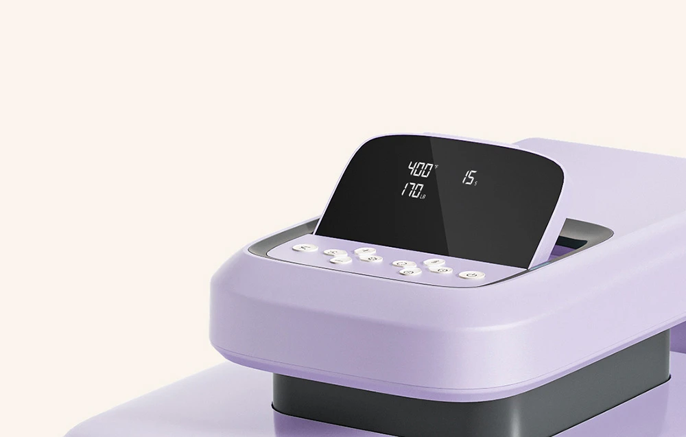 O presă termică violetă cu un afișaj digital vizibil care arată setările de temperatură și timp.