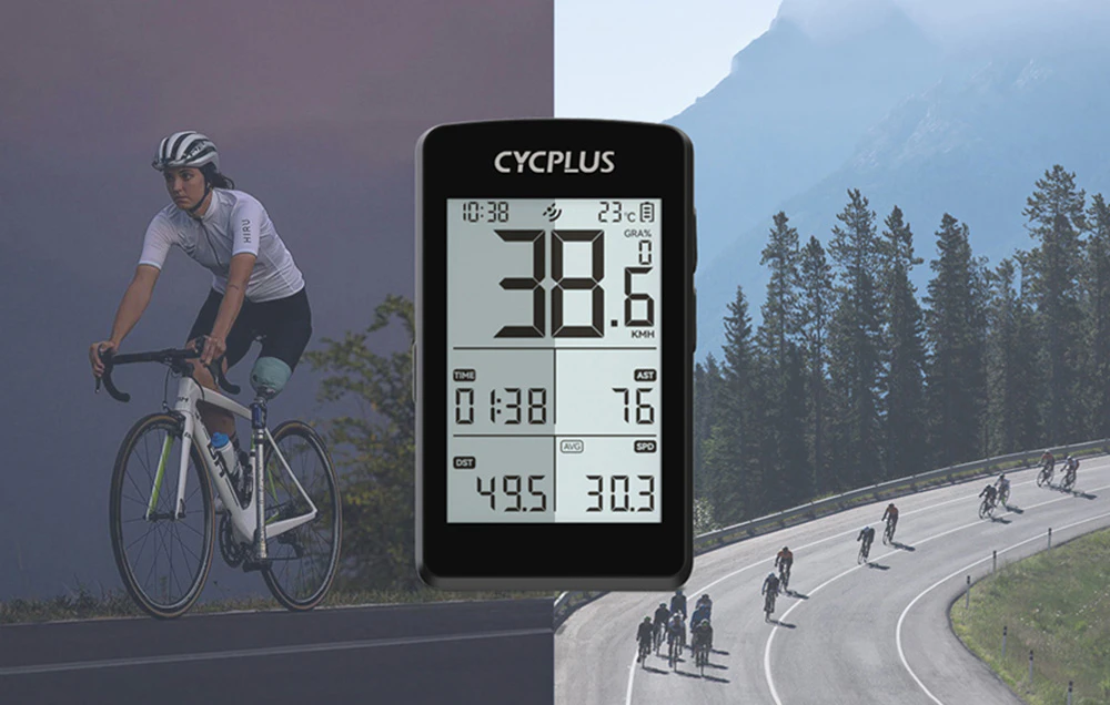 Computer Cycplus M3 cu afișaj pe fundalul unui colaj cu un ciclist și un grup de cicliști pe un drum de munte.