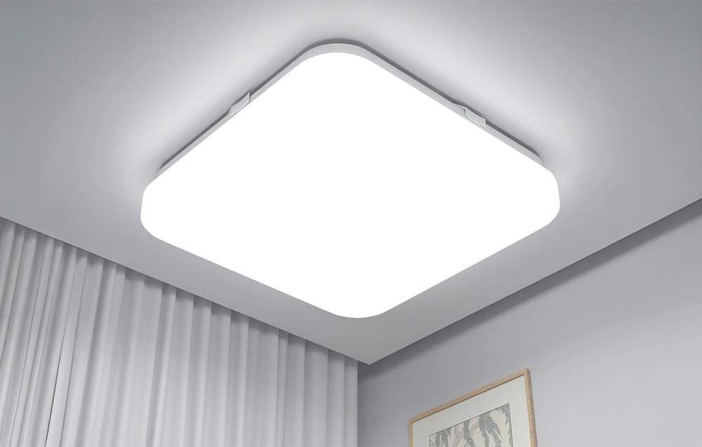Un plafonier pătrat într-o cameră luminoasă