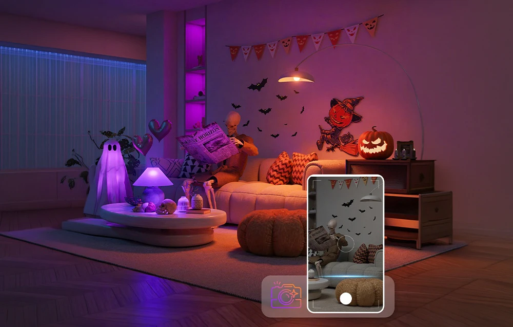 O decorațiune de Halloween așezată pe canapea cu un ziar într-un living decorat cu dovleci și iluminare violetă.