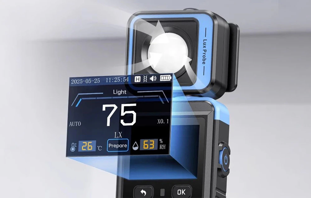 Prim-plan al senzorului luxmetrului și al ecranului LCD color, care afișează o valoare a intensității luminoase de 75 LX și temperatura