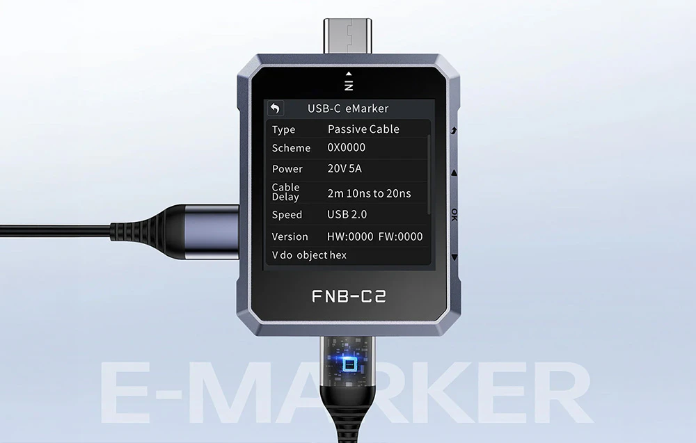 Un tester USB conectat la cabluri, care afișează pe ecran parametrii detaliați ai cablului USB-C eMarker.