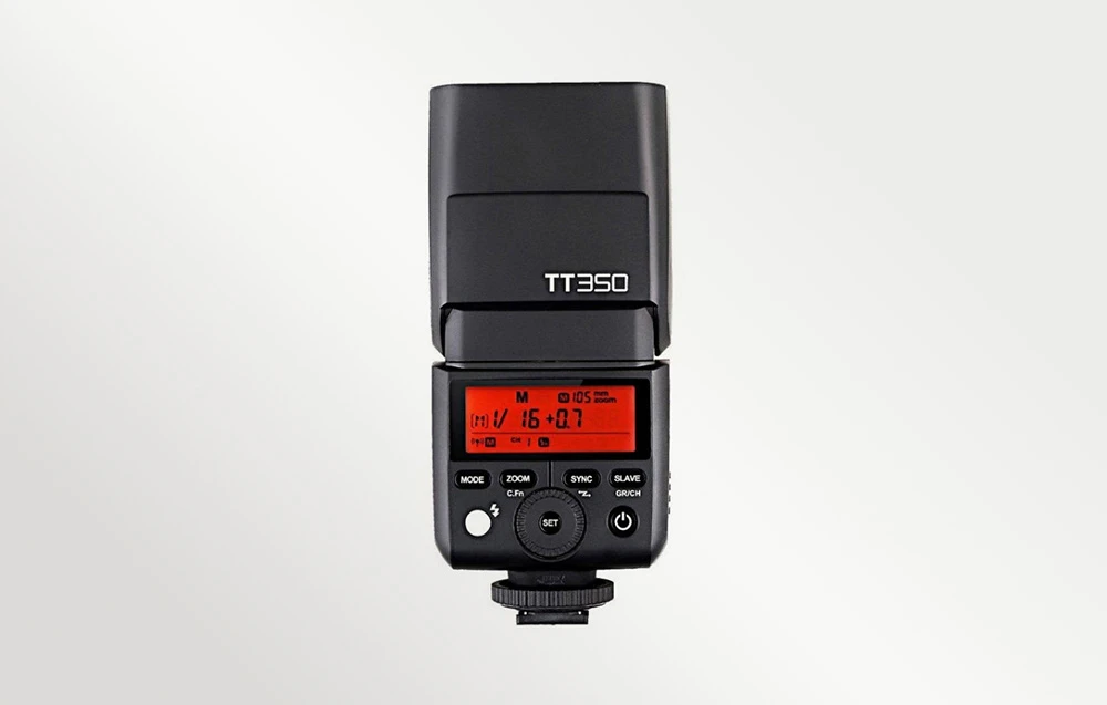 Vedere din spate a blițului Godox TT350 cu ecran LCD iluminat din spate în portocaliu și butoane de control