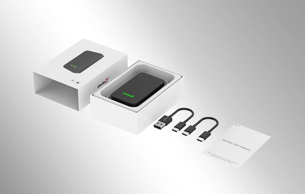 Conținutul setului CarlinKit, inclusiv adaptorul, două cabluri USB și manualul de utilizare