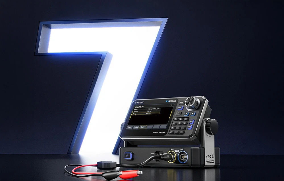 Un generator de funcții așezat pe fundalul unui număr șapte luminos, cu un cablu conectat, prevăzut cu cleme tip crocodil.