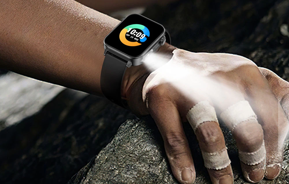 Smartwatch cu lanternă pe încheietura mâinii unui bărbat.