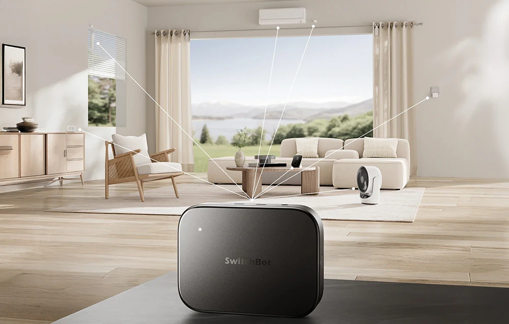 SwitchBot Gateway așezat pe o masă într-un living modern, conectat la diverse dispozitive inteligente pentru casă în fundal.