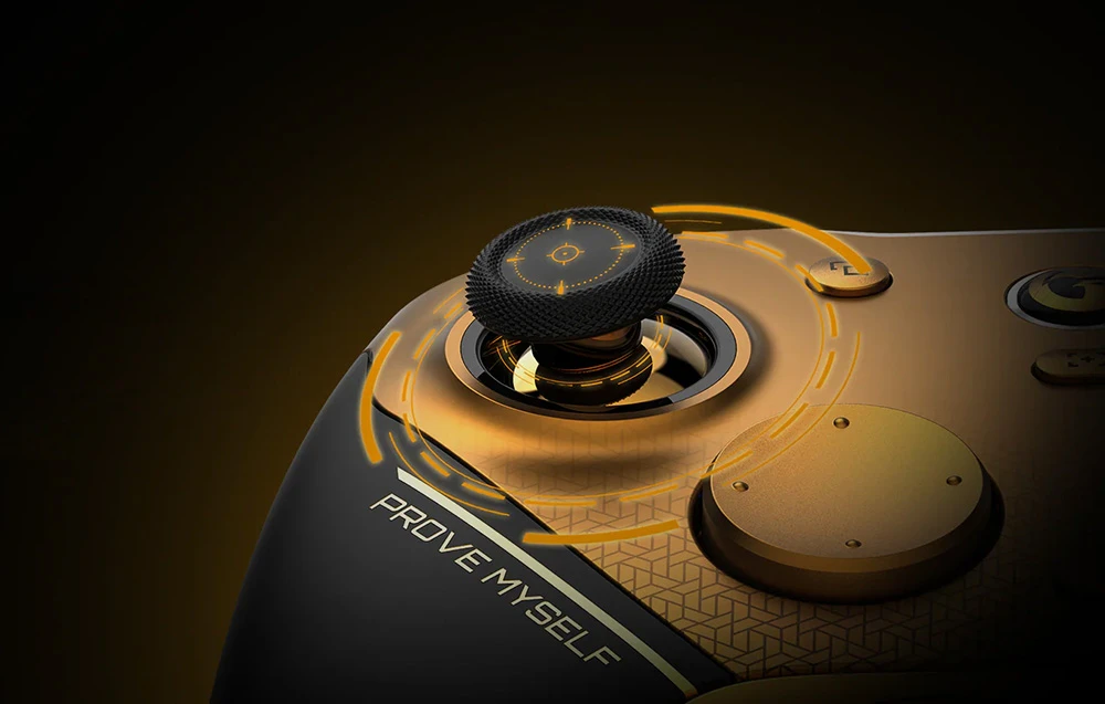Prim-plan al joystick-ului analogic al controlerului, cu grafică retroiluminată în jurul stick-ului și textul „PROVE MYSELF”