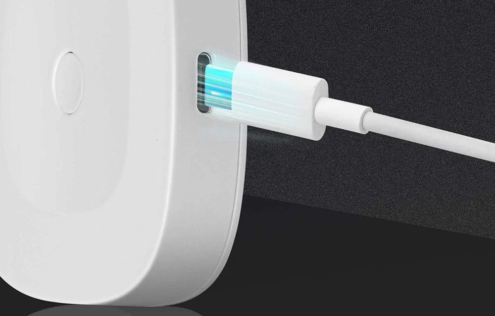 Un prim-plan al unui cablu de alimentare alb conectat la portul lateral al gateway-ului de control.