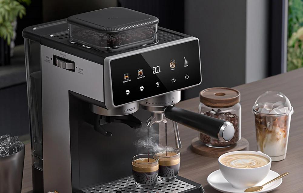 Mașina automată de espresso AMZCHEF prepară două porții de cafea lângă cești cu băuturi pe bază de lapte