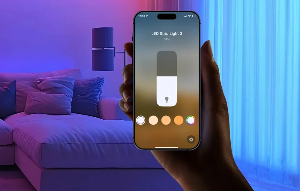 Controlul iluminatului cu LED-uri în camera de zi cu o perdea mov și albastră cu ajutorul unei aplicații pentru smartphone