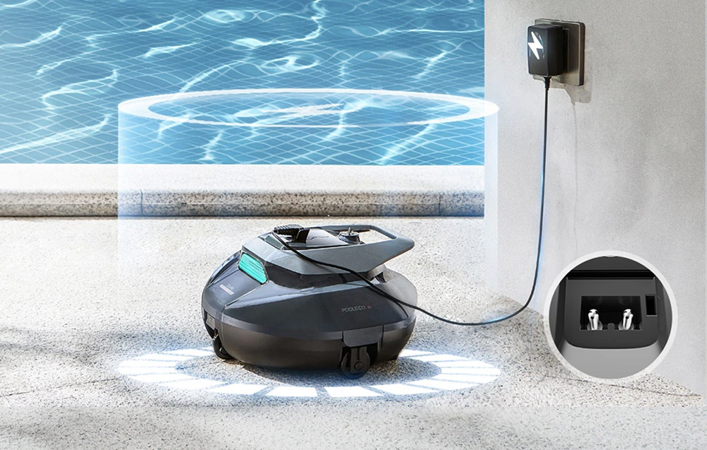 Robotul de curățare a piscinei Ultenic încărcându-se lângă piscină, cu un prim-plan al portului de încărcare