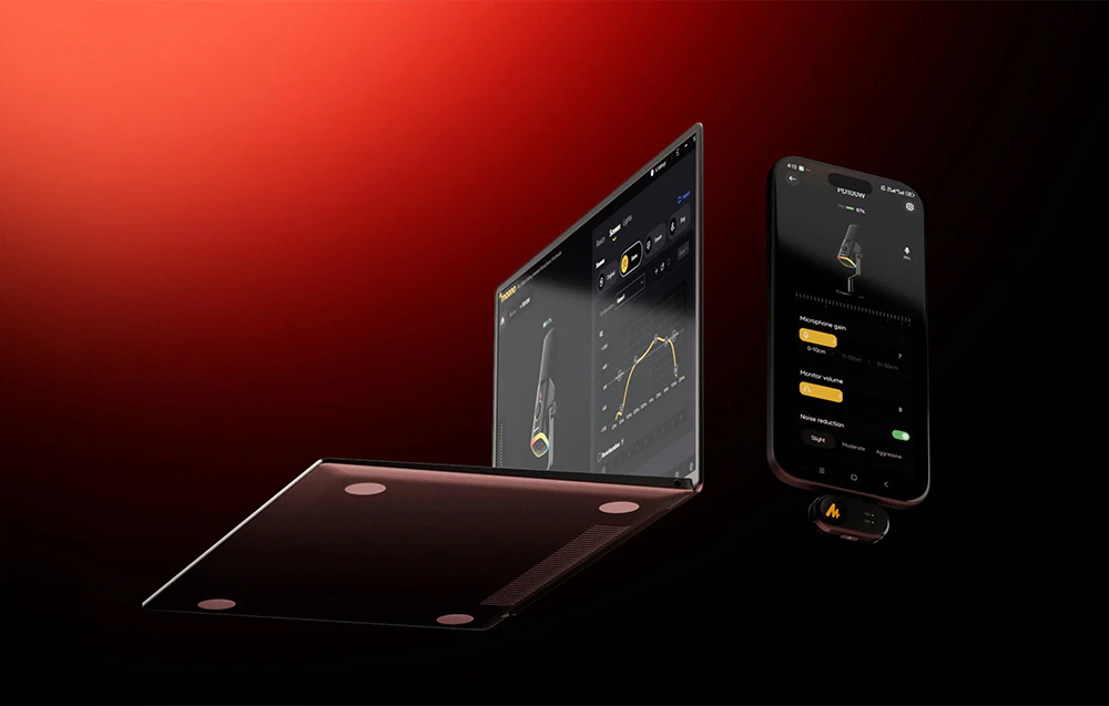 Un laptop deschis și un smartphone pe care se afișează software-ul de configurare al microfonului Maono