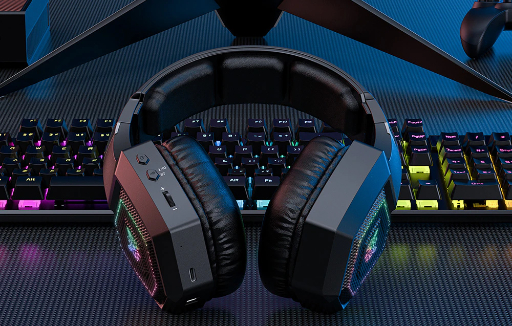 Căști de gaming Onikuma negre așezate pe o tastatură iluminată