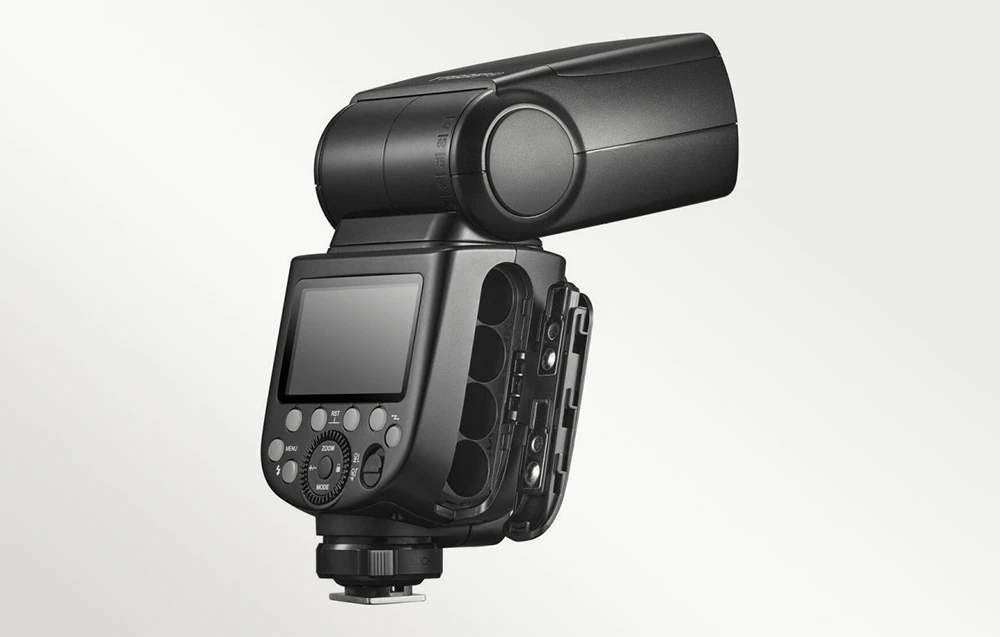 Blițul Godox TT685II negru, cu compartimentul pentru baterii deschis și capul înclinat înapoi