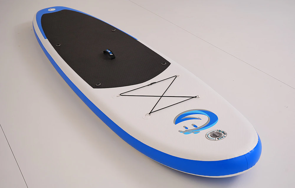 Placă de surf colorată cu curele pentru rucsac pe un fundal deschis