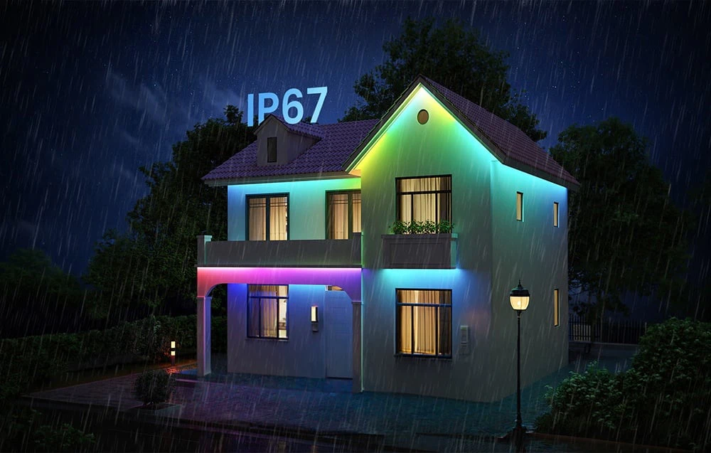 Casă iluminată cu bandă LED colorată în timpul ploii