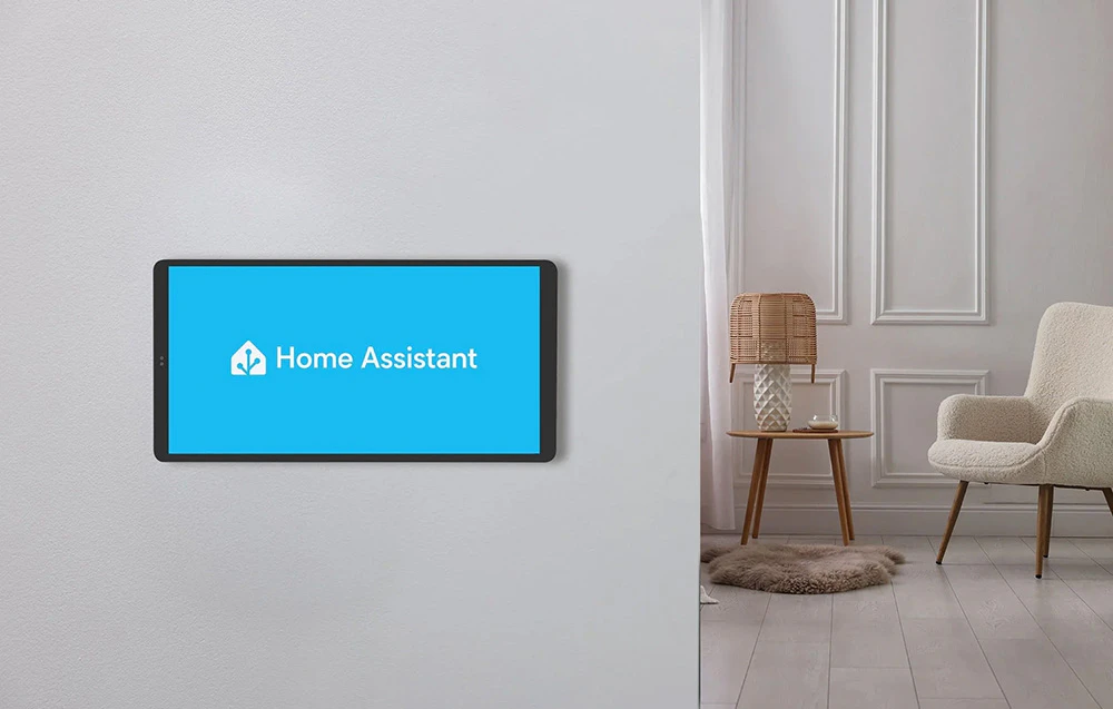 Panoul Shelly X2i instalat pe perete cu logo-ul Home Assistant afișat, sugerând integrarea completă cu sistemul de casă inteligentă.