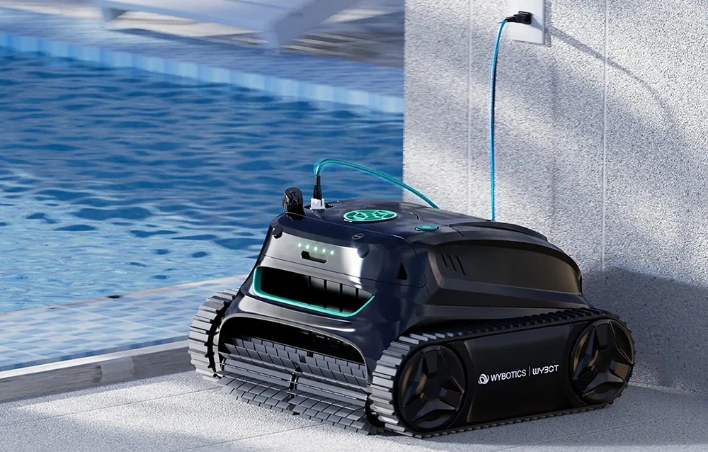 Robot de curățare a piscinei care se încarcă de la o stație de andocare în apropierea apei