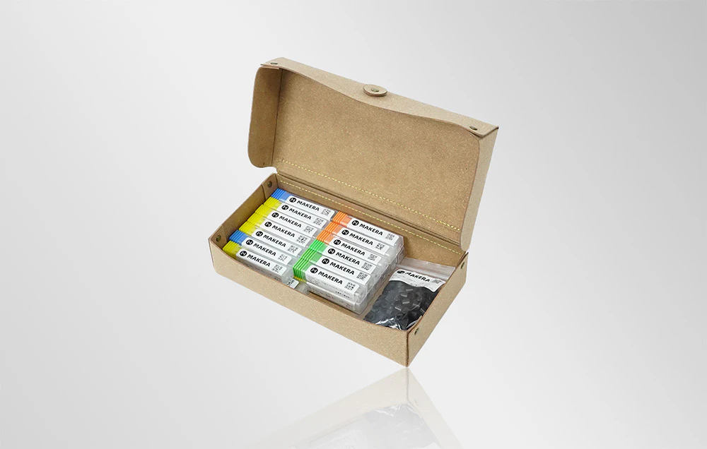 Setul extins de freze MAKERA Carvera Essential pe un fundal deschis