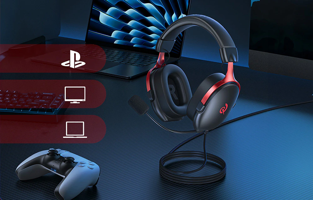 Căști cu microfon pe un birou, cu pictograme care indică compatibilitatea cu PlayStation, un computer desktop și un laptop.