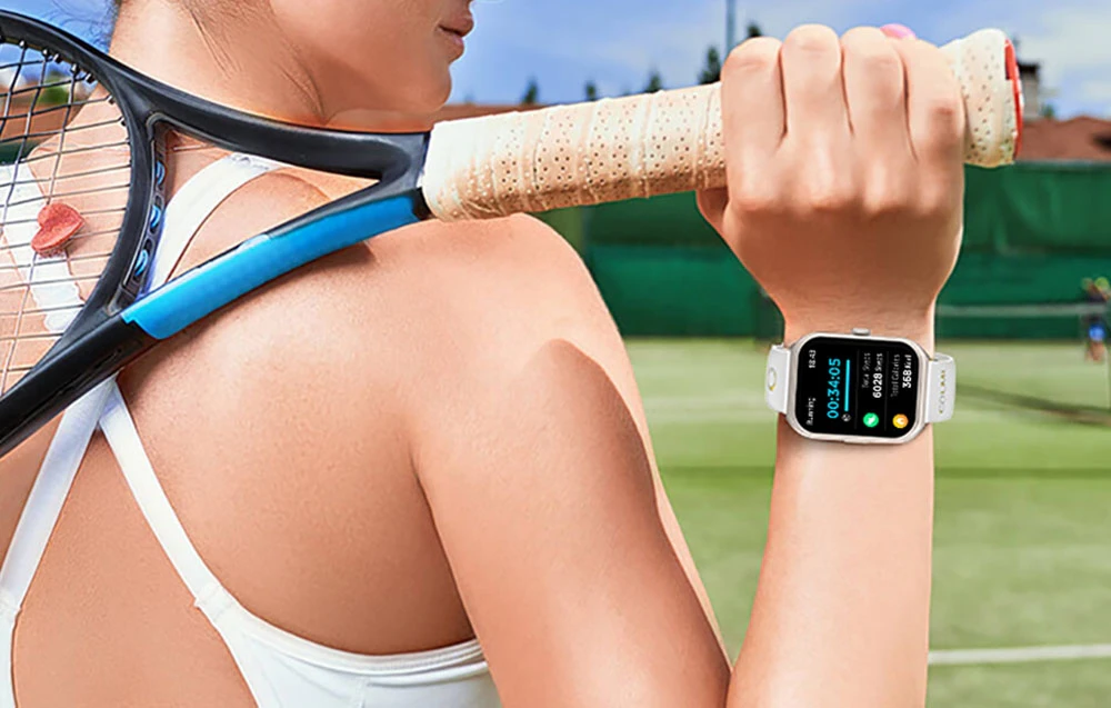 Femeie cu paletă de tenis în mână și smartwatch.
