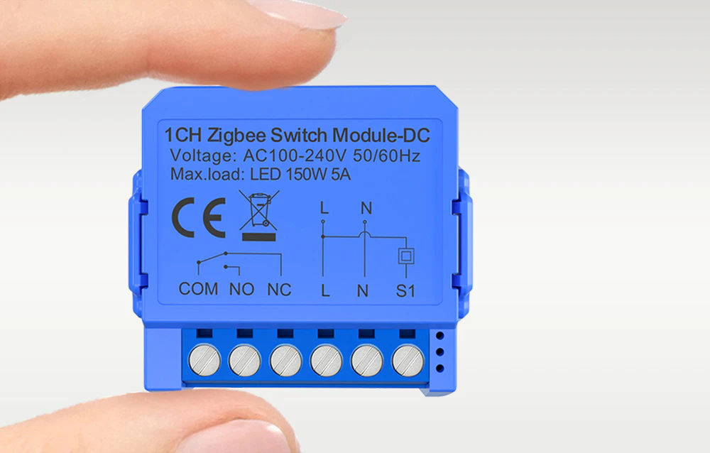 Mâini care țin un modul comutator Zigbee albastru compact cu conectori vizibili și certificare CE