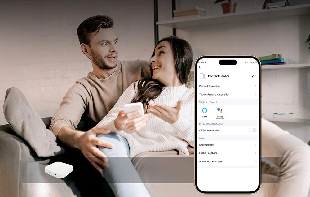 Un cuplu așezat pe canapea, privindu-se unul pe celălalt, ținând un smartphone cu meniul aplicației Contact Sensor vizibil