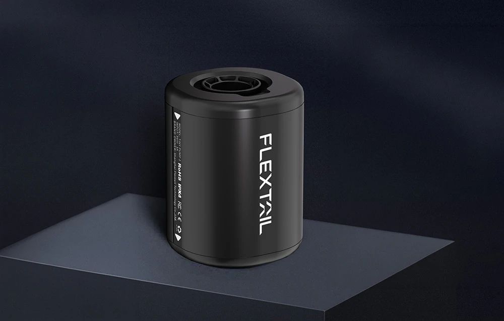 Pompă Flextail neagră pe o platformă neagră și fundal negru