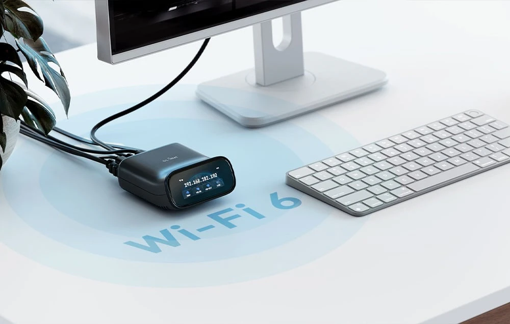 Un comutator KVM pe un birou alb, cu un grafic circular și inscripția „Wi-Fi 6” mare, de culoare albastru deschis.