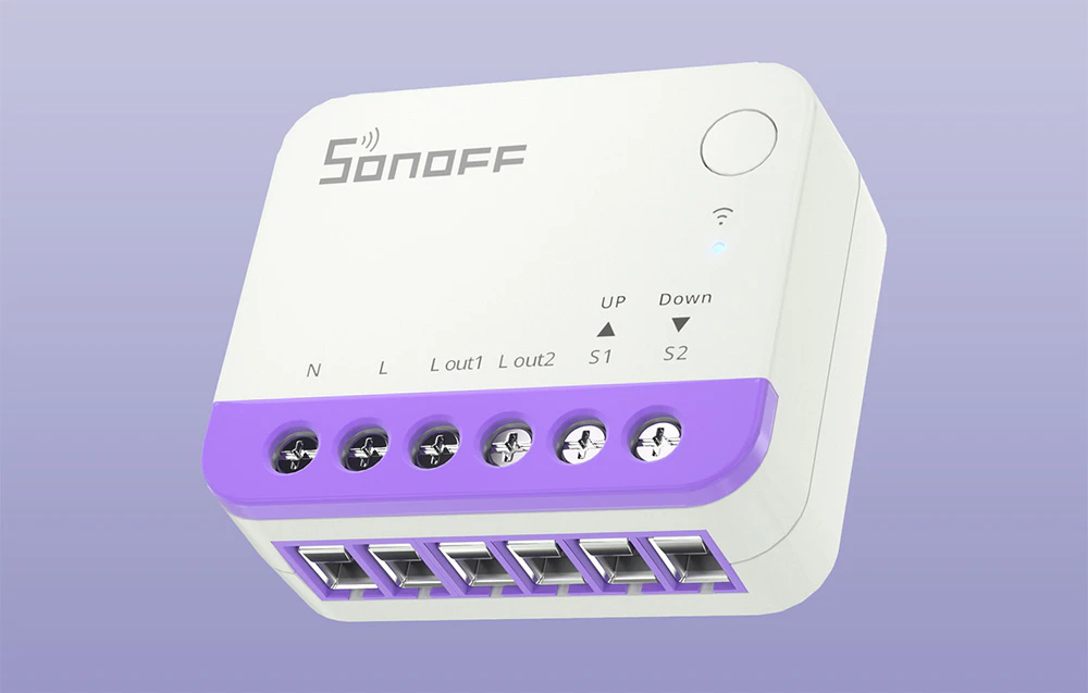 Modul de control Sonoff cu bază violet și șase prize de conectare pe un fundal alb