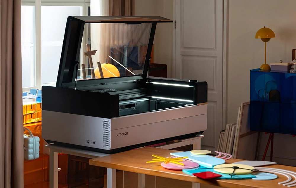Mașină de gravură cu laser xTool cu capac de masă deschis cu elemente colorate