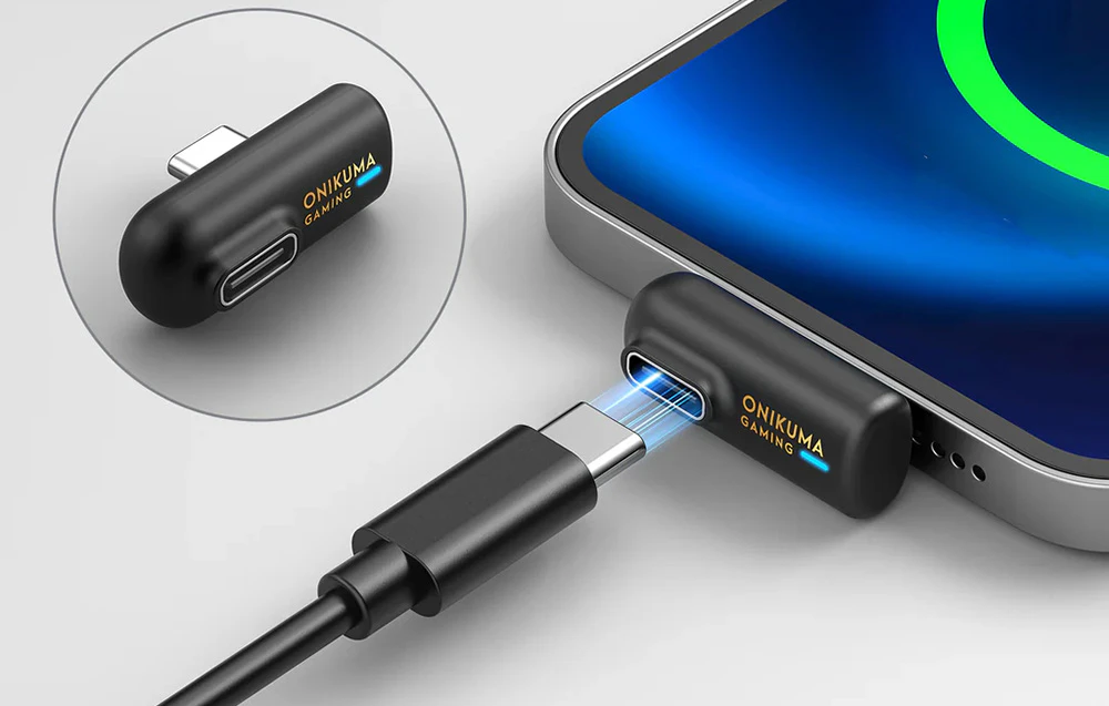 Smartphone cu receptor și cablu USB-C conectat