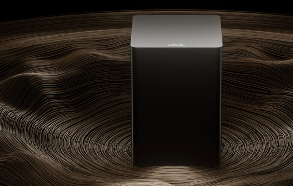 Bară de sunet așezată pe un raft de lemn sub un televizor care afișează o platformă de streaming