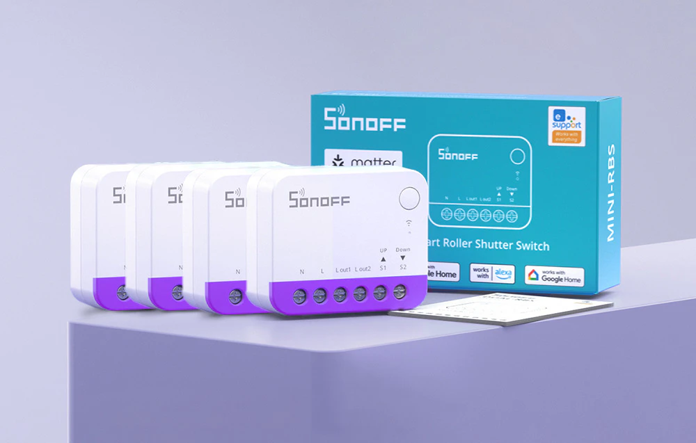 Modulul Sonoff Smart Roller Shutter Switch stă pe blatul violet, lângă cutia produsului