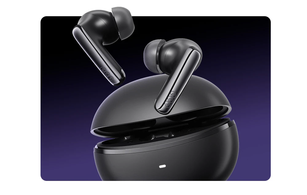 Două căști wireless negre cu un logo QCY, plutind deasupra carcasei de încărcare deschise, pe fundal violet