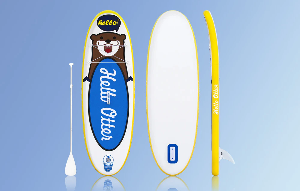 Placă de surf colorată pentru copii din mai multe perspective, lângă o vâslă