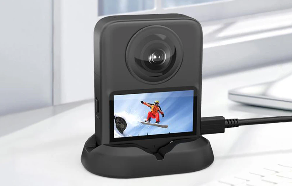 Cameră de 360 de grade amplasată pe suportul negru și conectată la încărcare