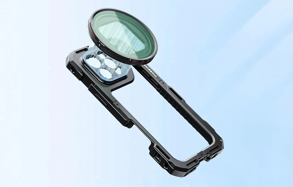 Cadru metalic pentru telefon care arată cum se montează un filtru circular peste lentile.