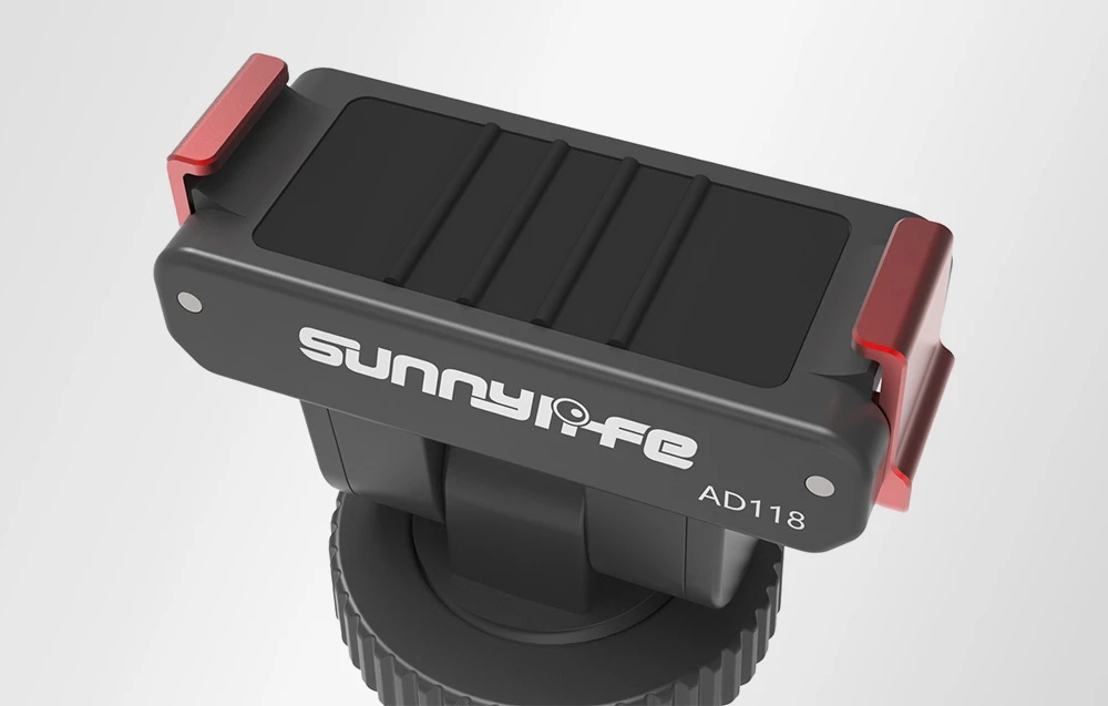 Adaptor negru pentru patină rece cu accente roșii pe un fundal deschis.