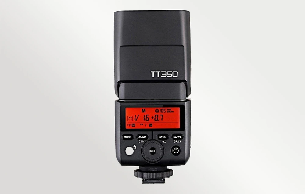 Vedere din spate a blițului Godox TT350 cu ecranul de control LCD iluminat în roșu și butoanele