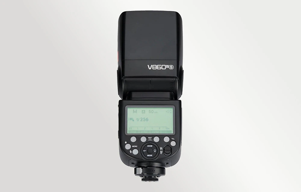 Blițul Godox V860III-S, vedere din spate care prezintă ecranul LCD (pornit) și butoanele panoului de control