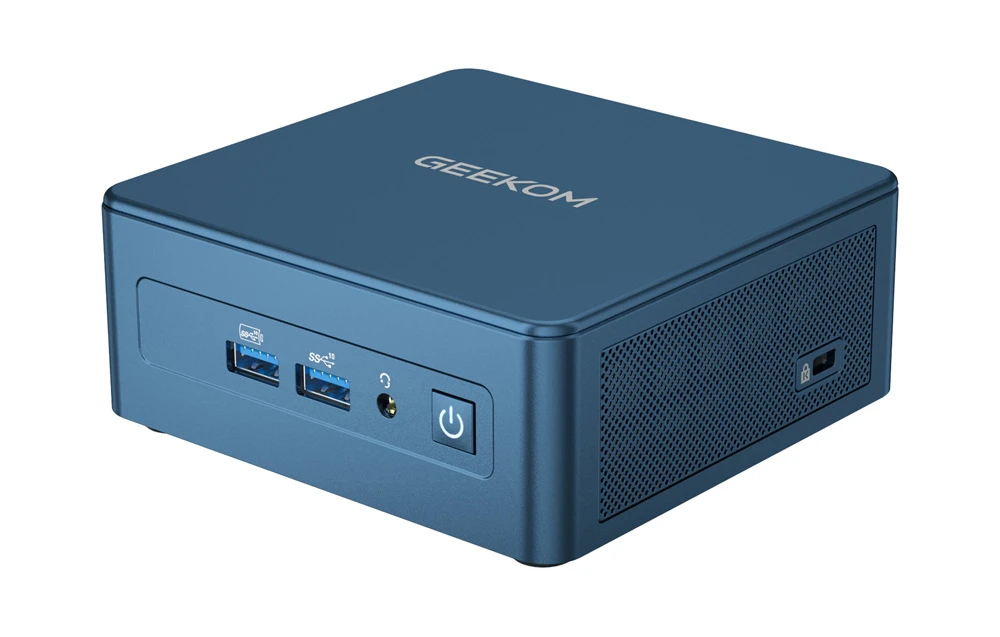 Vedere laterală a mini PC-ului GEEKOM albastru care arată porturile USB, o mufă pentru căști și butonul de pornire